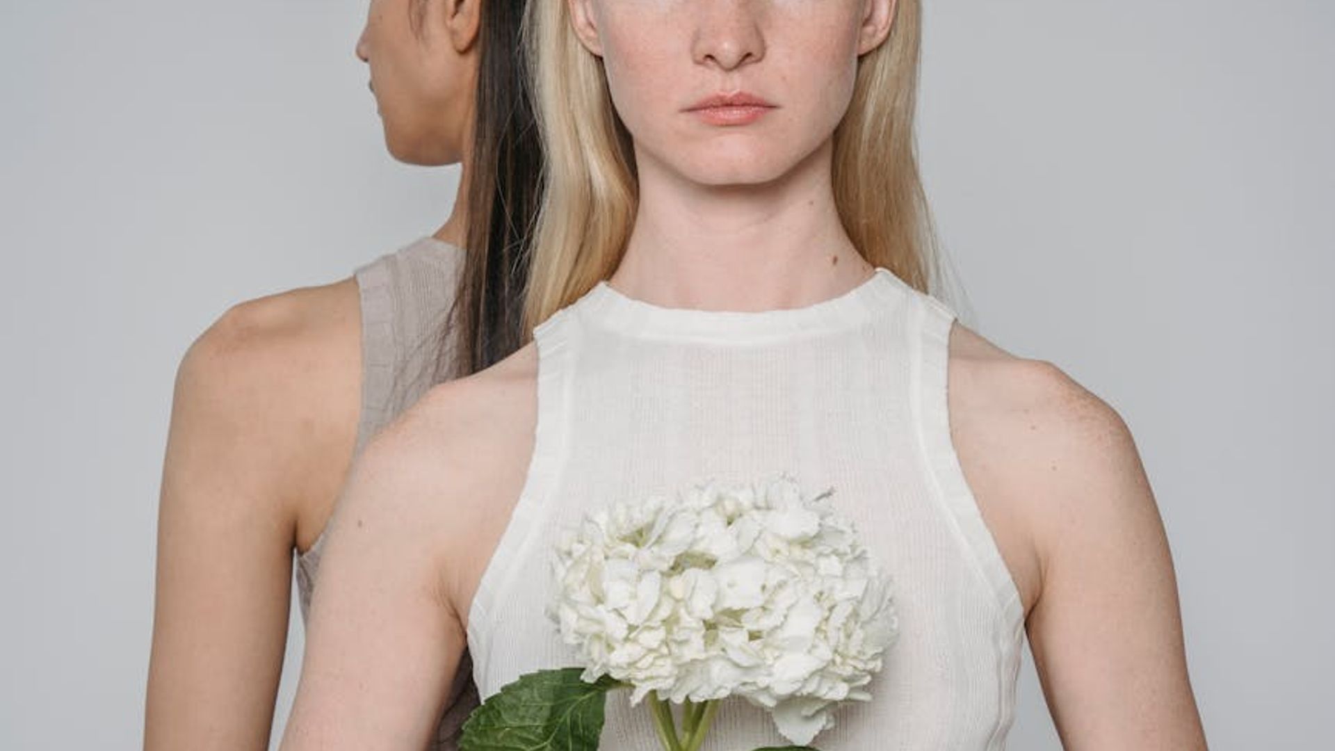 Calm and spacious studio with soft light, evoking a sense of peace.